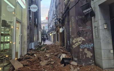 Una façana del carrer de la Rosa s'ha ensorrat aquesta tarda