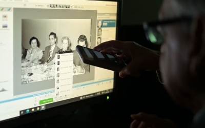 En Martí Balmes identificant persones a les fotografies 