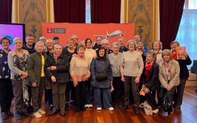 Marta Farrés i Laura Reyes amb membres del Consell de la Gent Gran