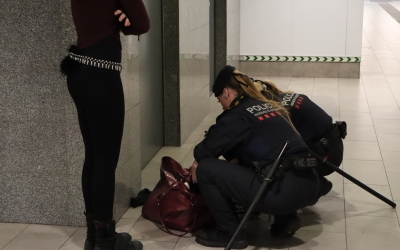 Dues agents durant el dispositiu Kanpai