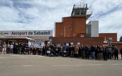 Els manifestants davant de la porta de l'Aeroport | Mireia Sans
