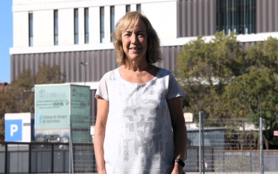 Bella, amb l'Hospital de Sabadell de fons | Parc Taulí