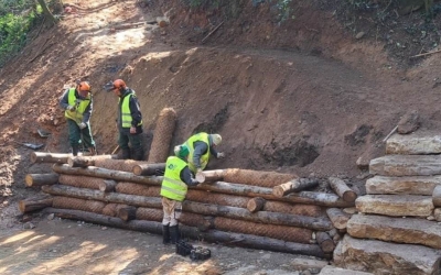 Operaris fent treballs al Torrent de Colobrers