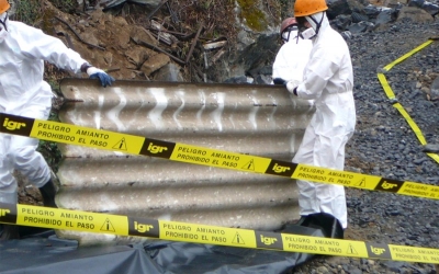 Operaris retiren amiant sota fortes mesures de seguretat