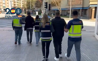 Moment de la detenció de dues persones a la plaça Catalunya de Sabadell | Policia Nacional