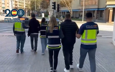 Moment de la detenció de dues persones a la plaça Catalunya de Sabadell | Policia Nacional
