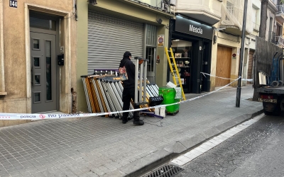 El domicili on s'està fent l'operació perimetrat amb una cinta dels Mossos | Adrián Arroyo