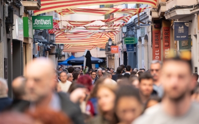 Gent caminant pel carrer Sant Antoni