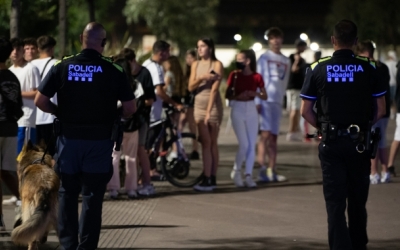 Agents de la Policia Municipal durant un botellot | Roger Benet (RàdioSabadell)