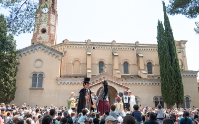 Els gegants ballant a l'esplanada de la Salut amb el santuari de fons