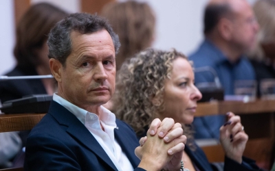 Lluís Matas i Katia Botta durant un ple municipal