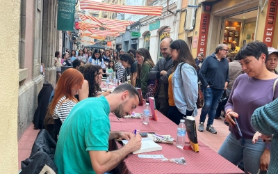 L'escriptor Gil Pratsobrerroca signant al carrer Sant Antoni, a La Llar del Llibre | RàdioSabadell