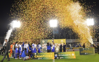 Agustín aixecant a la Nova Creu Alta la Copa Catalunya de 2016 | Roger Benet