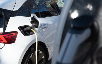 Un vehicle elèctric carregant-se | Arxiu