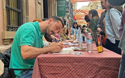  Gil Pratsobrerroca firmant un llibre a Sabadell