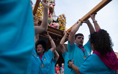 Els membres de la Hermandad Virgen de la Fuensanta carregant la verge | Arxiu