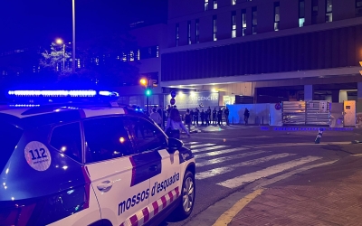 La policia s'ha desplegat a les portes del Taulí