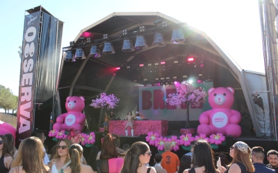 Milers de joves s'ha reunit a l'amfiteatre del Parc Catalunya per gaudir de la festa Bresh