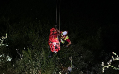 Els Bombers rescatant l'home ferit a la llera del Ripoll | Bombers de la Generalitat