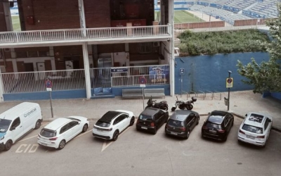 Cotxes en doble fila a la Nova Creu Alta | Cedida