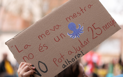 Un dels cartells de la vaga d'educació al maig de 2026 | Roger Benet