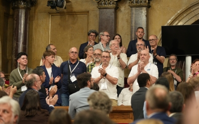 Manuel Navas - el segon per la dreta a segona fila - ahir al Parlament | ACN