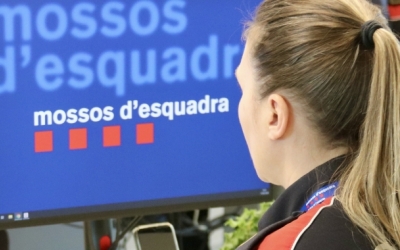 Una agent dels Mossos d'Esquadra a la comissaria de Sabadell | Miquel Codolar (ACN)
