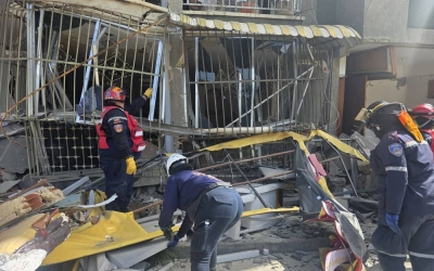 Equips d'emergència buscant persones sota les runes