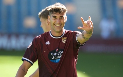 Ribeiro mostrant les banyes, la seva habitual celebració de gol | Pontevedra CF