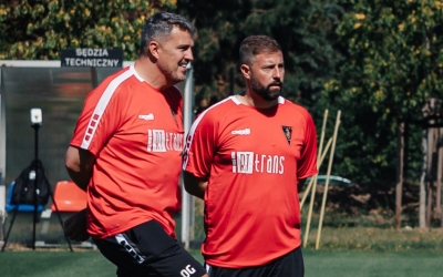 Garcia Junyent dirigint una de les primeres sessions al seu nou equip | Pogoń Szczecin