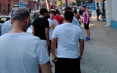 Llargues cues aquesta tarda per adquirir els nous carnets | Cedida