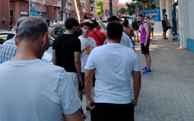 Llargues cues aquesta tarda per adquirir els nous carnets | Cedida