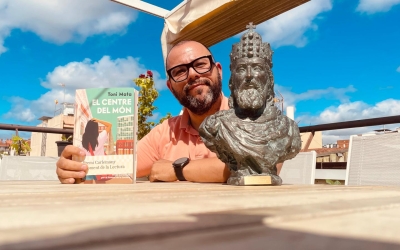 Toni Mata amb el guardó i la novel·la 'El centre del món' | Cedida