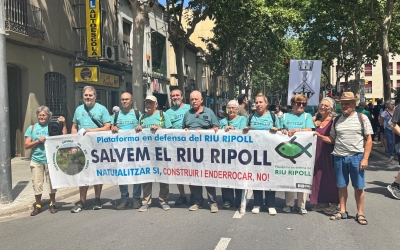 Manifestants en defensa del Riu Ripoll | Anna Clarà