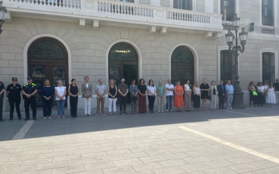 Minut de silenci a la plaça Sant Roc en suport al poble veneçolà