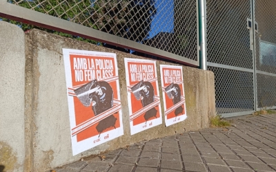 Un cartell en contra de la introducció de mossos a les escoles | Arxiu