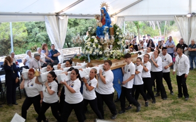 Els portants de la confraria amb la Virgen de Gracia