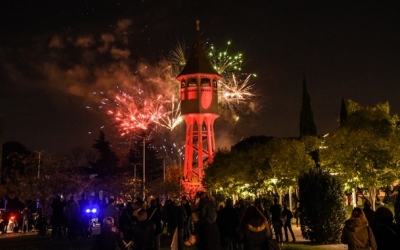 La Torre de l'Aigua amb focs artificials al darrera | Roger Benet
