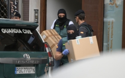 Agents de la Guàrdia Civil en un registre a Sabadell en el marc de l'Operació Judes
