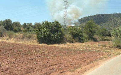 Columna de fum provocada pel foc a Sentmenat