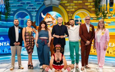 A l'esquerra, l'alcalde de Polinyà, Javi Silva, amb la padrina del poble, Valeria Ros | Cedida
