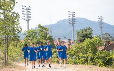 Un grup ple de joves promeses fent cursa contínua pel Parc Catalunya | Roger Benet