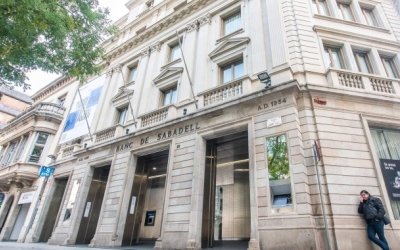 L'edifici de Banc Sabadell a plaça Sant Roc | Arxiu