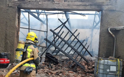 Un bomber fent tasques d'extinció 