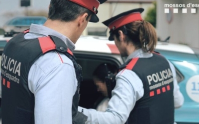 Els Mossos detenint una persona | Mossos d'Esquadra