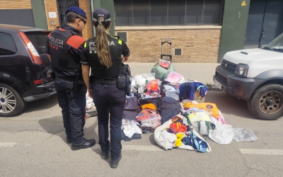 Agents de la Policia Municipal i els Mossos d'Esquadra amb el material requisat