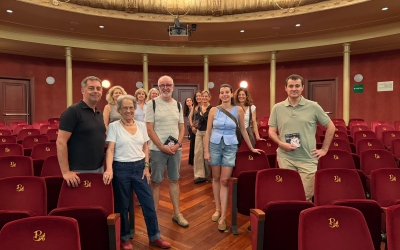 Fotografia de família destacant el Teatre Principal que el 2027 està d'aniversari | Mireia Sans
