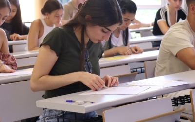 Una noia fent la selectivitat a la Universitat Autònoma de Barcelona | ACN