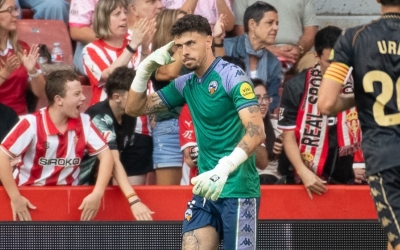 Fuoli en l'estrena d'aquesta temporada al Molinón de Gijón | Roger Benet