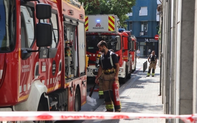 Els Bombers treballant en el foc del restaurant El Racó de Sabadell al carrer Sant Joan